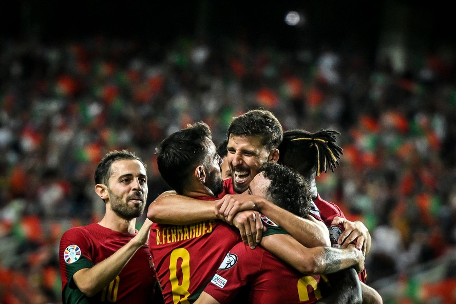 Jogadores de Portugal celebram um dos gols de Diogo Jota sobre Luxemburgo