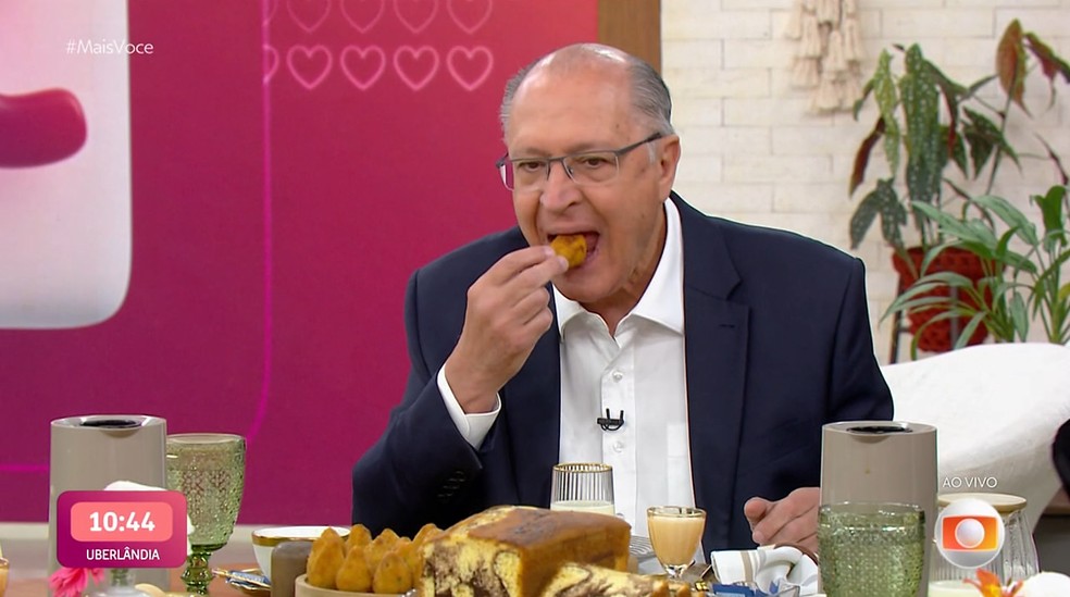 Alckmin não passou pelo programa da Ana Maria sem provar uma das duas famosas coxinhas. — Foto: Reprodução/Globoplay