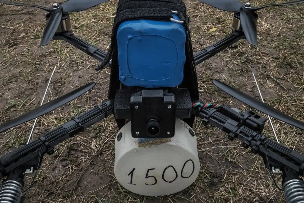 Homem cria aparelho para entreter cães e gatos, mas tecnologia acaba sendo usada em drones na Guerra da Ucrânia; entenda