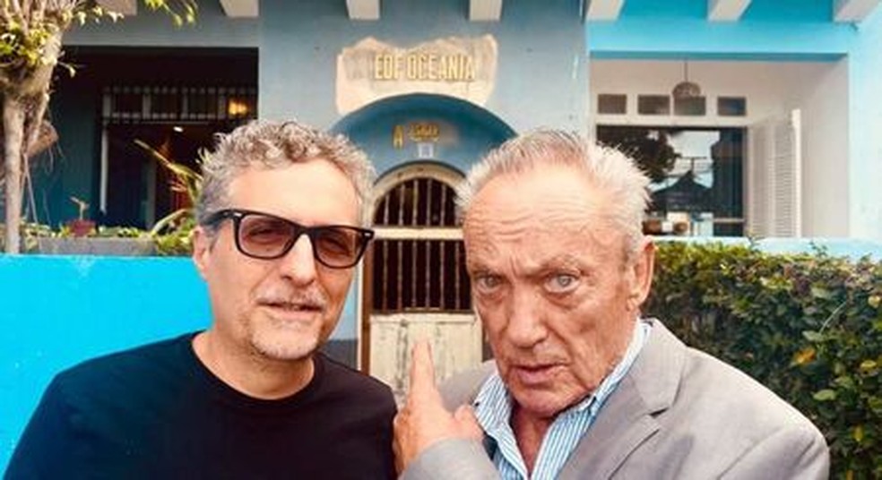 Kleber Mendona Filho e Udo Kier  frente do Edifcio Oceania, que serviu de cenrio para o filme 'Aquarius' (2016)  Foto: Reproduo/Instagram