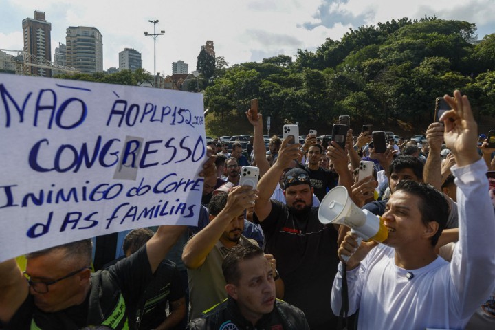 Erros na regulação do trabalho por aplicativo expõem anacronismo de Lula