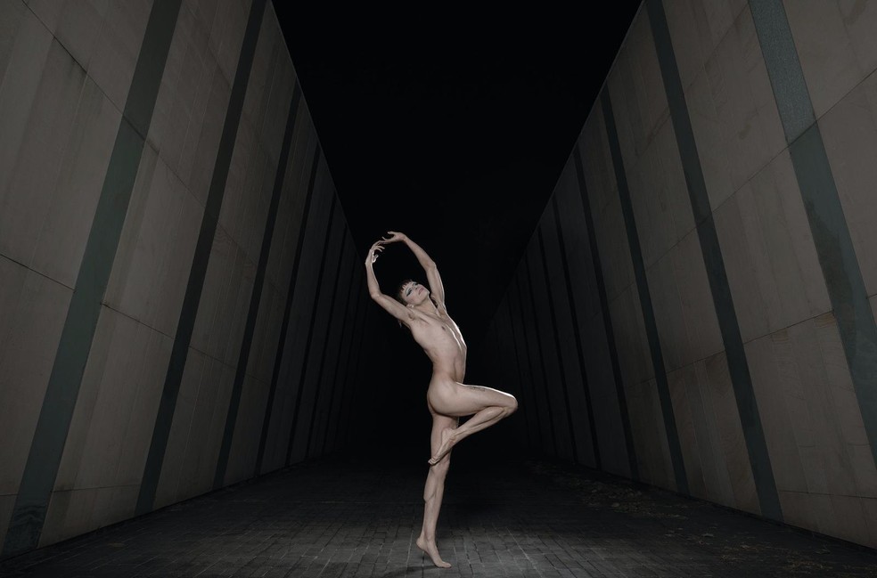 Corpos nus se movimentam em espaços não identificados — Foto: Fernanda Pedroso