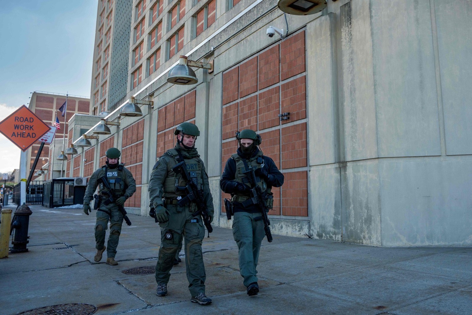 Agentes fazem a segurança do Centro de Detenção Metropolitano, no Brooklyn — Foto: Adam Gray / GETTY IMAGES NORTH AMERICA / Getty Images