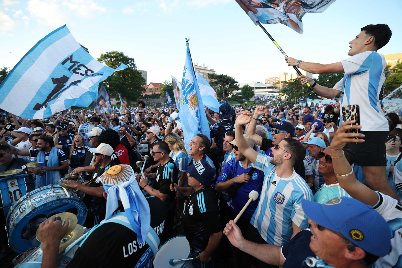 Torcedores da Argentina se reúnem no Mill Creek Park, em Kansas City — Foto: Getty Images via AFP