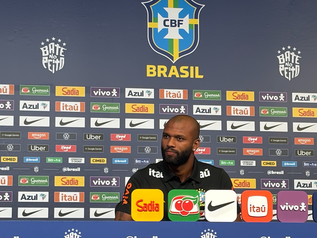 Virou 'resenha': Endrick e Rayan acompanham entrevista de Igor Thiago e até fazem pergunta para o centroavante