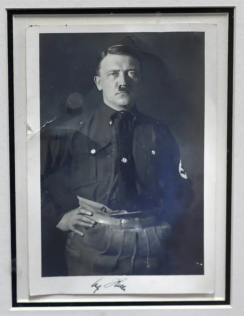 Retrato pessoal de Adolf Hitler, assinado pelo ditador, também vai à leilão na Irlanda do Norte em 6 de junho de 2023 — Foto: Divulgação/Bloomfield Auctions