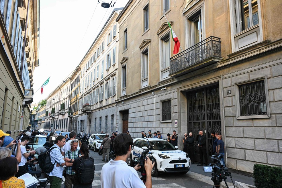 Jornalistas em frente à sede da Giorgio Armani — Foto: AFP