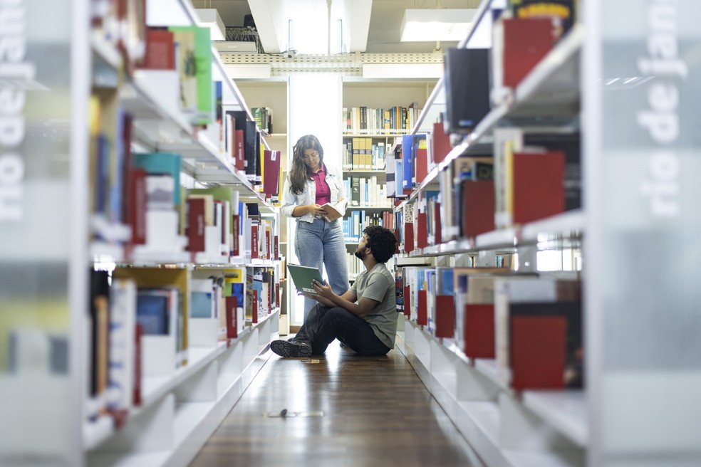 Porto seguro. Com um enorme acervo e um amplo espaço, a Biblioteca do Parque Estadual, localizada na Avenida Presidente Vargas, recebe um público diversificado, incluindo estudantes, pesquisadores e moradores de rua - Foto: Marcia Foletto