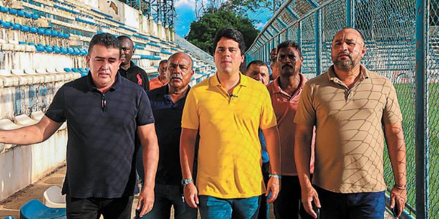 Ministro André Fufuca em Bacabal com políticos locais: estádio do município receberá R$ 3,8 milhões