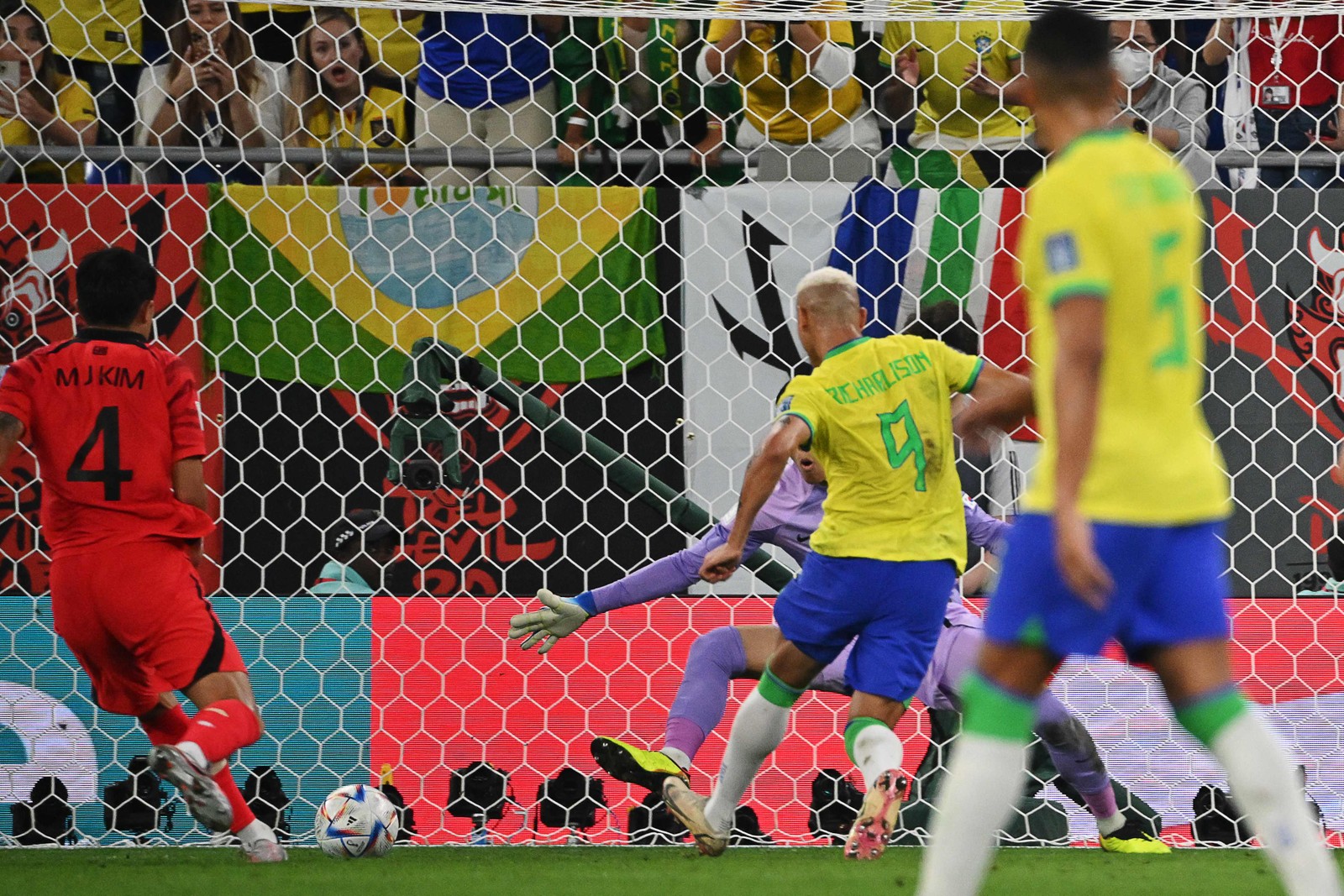Richarlison guarda o quarto gol do Brasil contra a Coreia e o terceiro dele na Copa — Foto: NELSON ALMEIDA/AFP