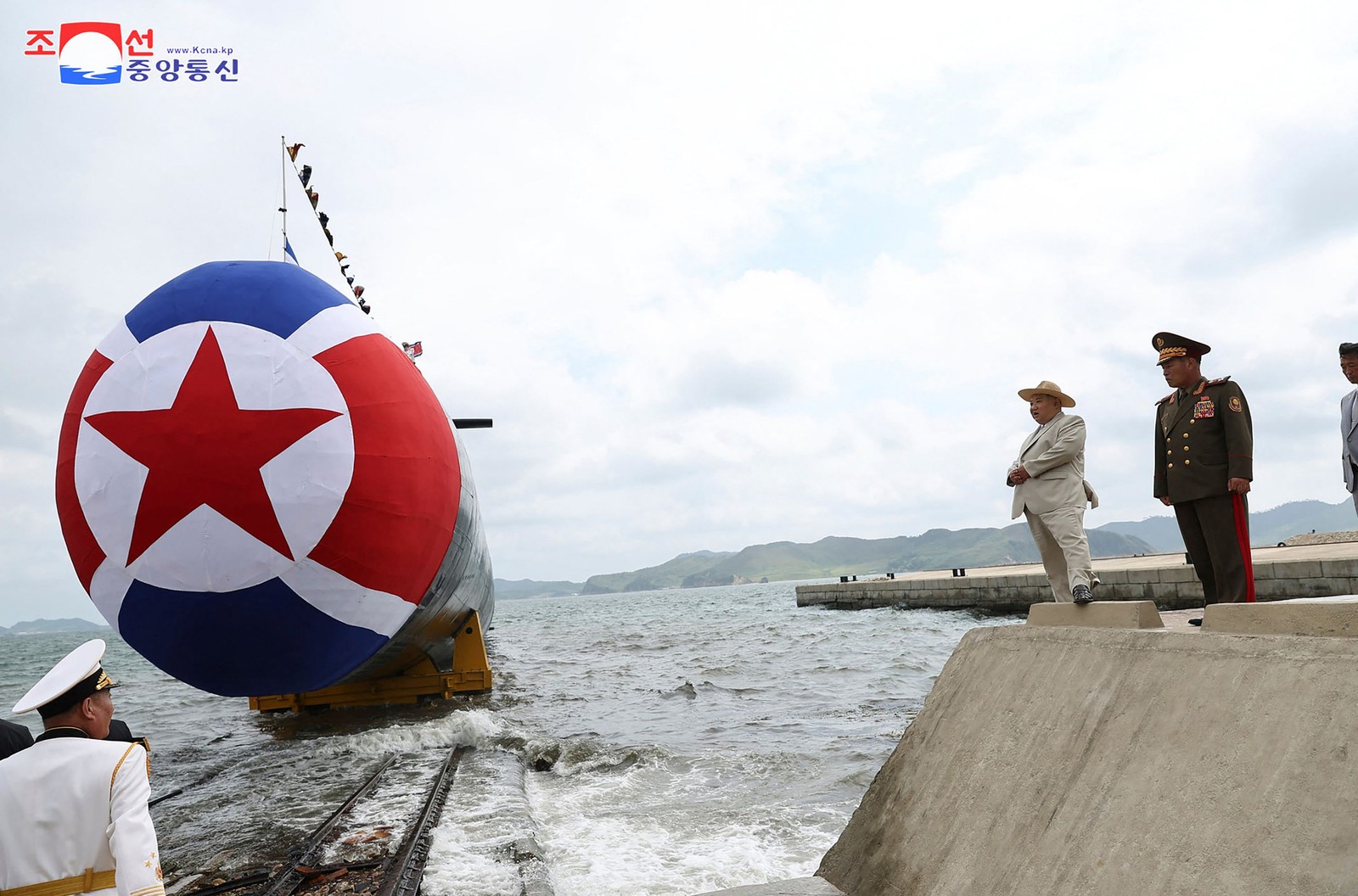 Líder norte-coreano ordenou que exercícios militares fossem intensificados para preparar o país para uma "guerra real" — Foto: AFP/KCNA