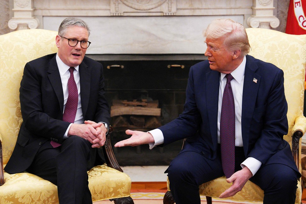 Presidente dos EUA, Donald Trump (D), ao lado do premier britânico, Keir Starmer, na Casa Branca — Foto: Carl Court / AFP