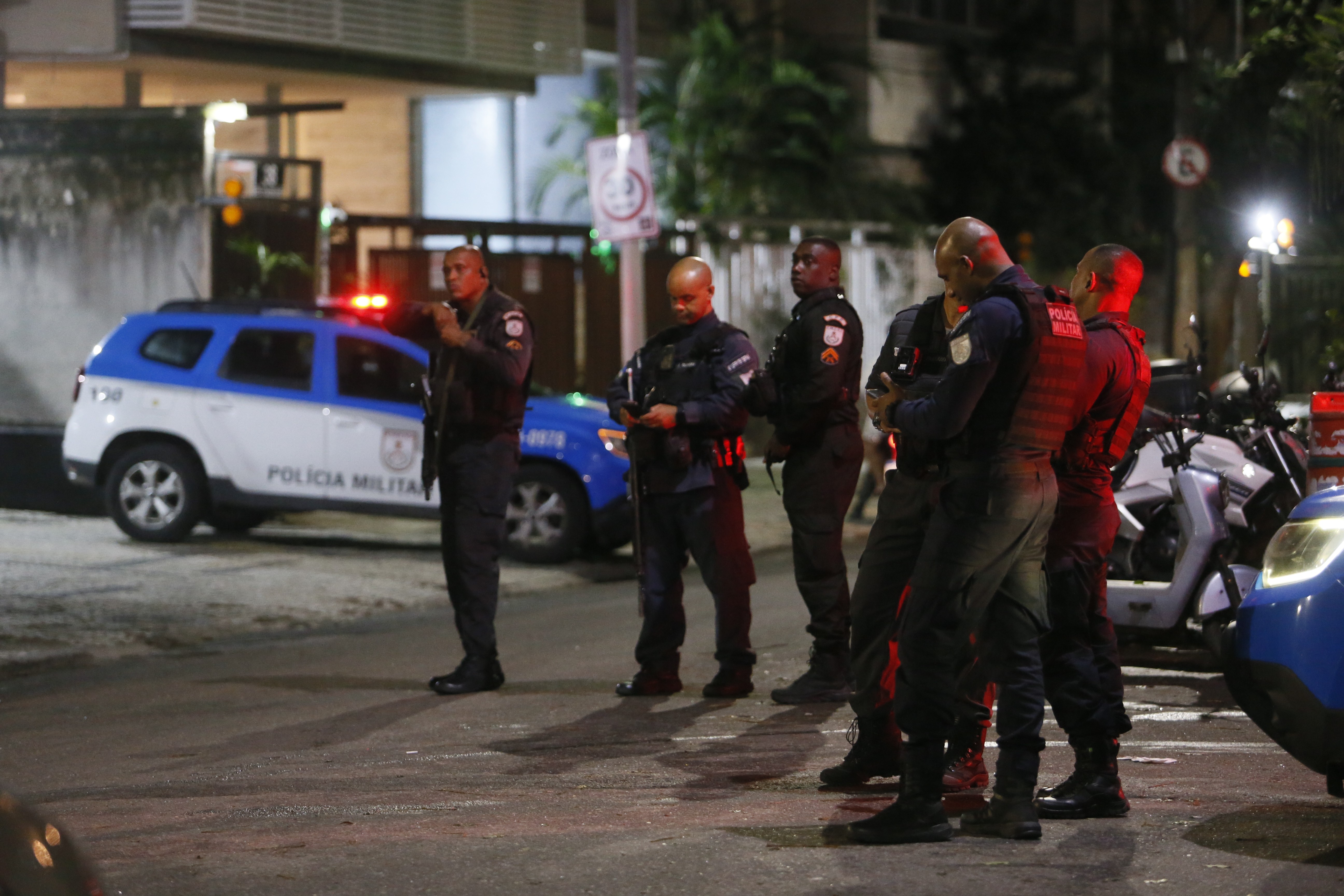PMs encontram dois corpos no Morro da Babilônia, no Leme, após confronto entre facções rivais