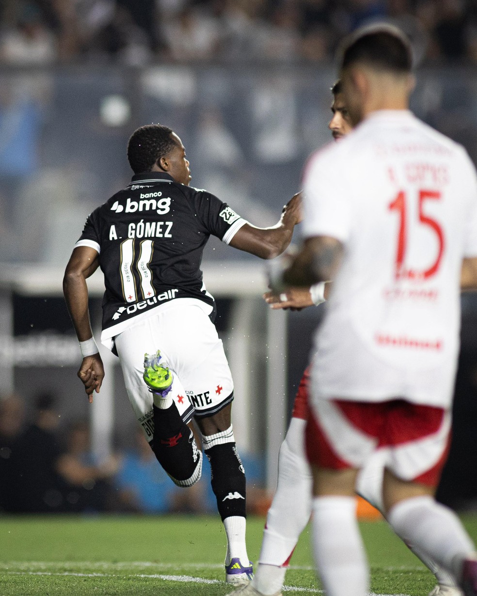 Andr&eacute;s G&oacute;mez abriu o placar para o Vasco sobre o Inter &mdash; Foto: Matheus Lima/Vasco