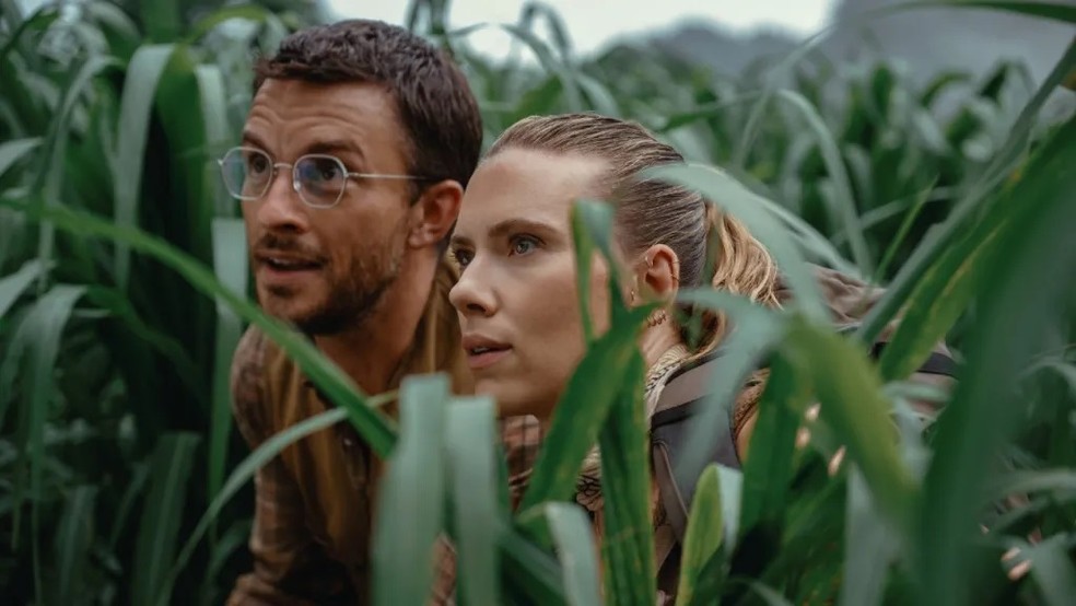 Scarlett Johansson e Jonathan Bailey em "Jurassic World: Rebirth" — Foto: Divulgação