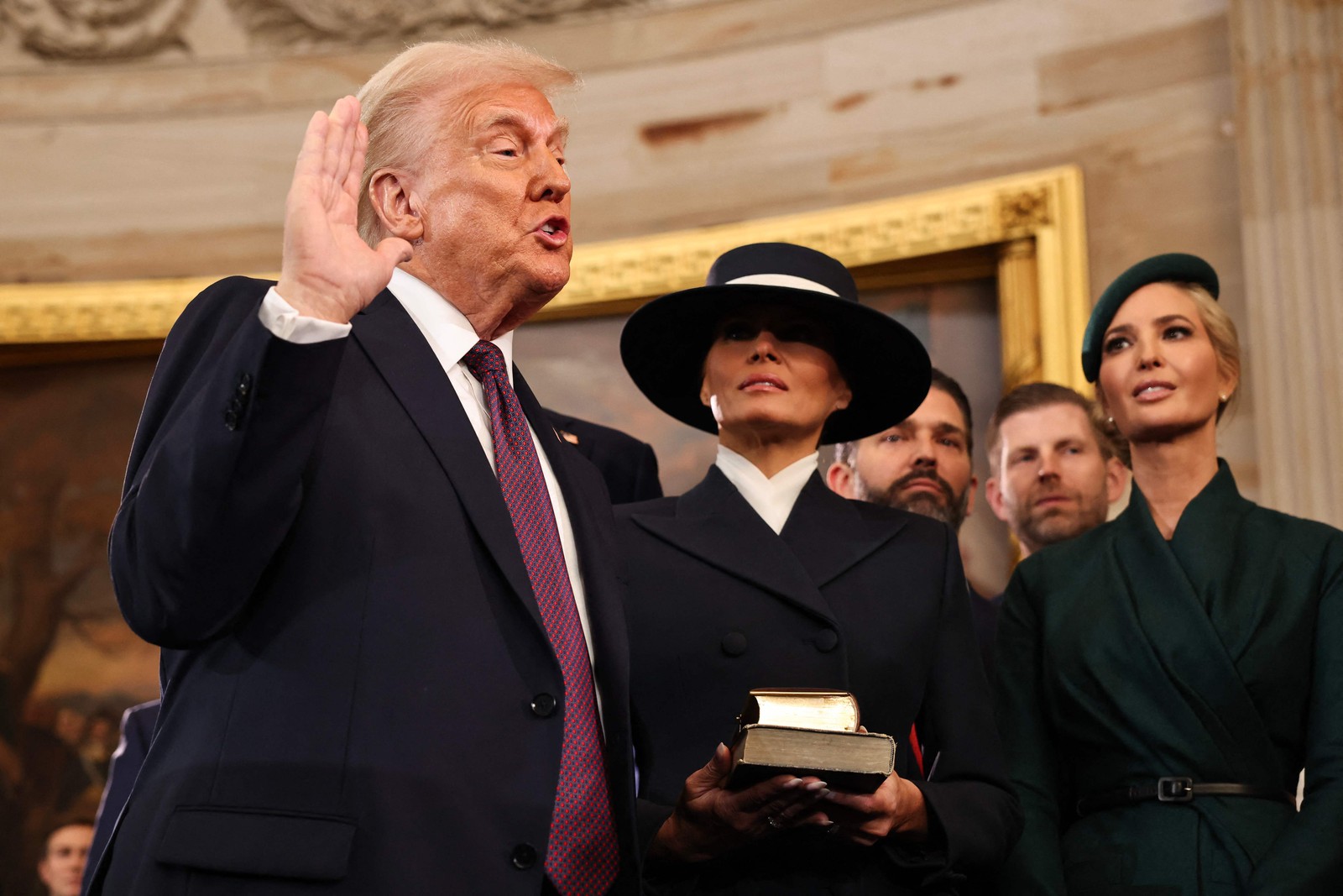 Donald Trump faz juramento na cerimônia de posse para presidência, no dia 20 de janeiro de 2025 — Foto: Chip Somodevilla / AFP