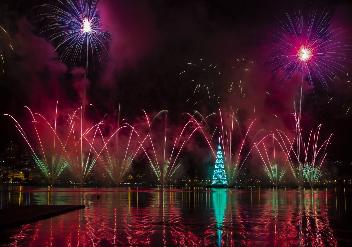 Toda azul e iluminada por fogos vermelhos, a Árvore da Lagoa de 2019 se destacou sobre a Lagoa em uma noite memorável — Foto: Alexandre Cassiano