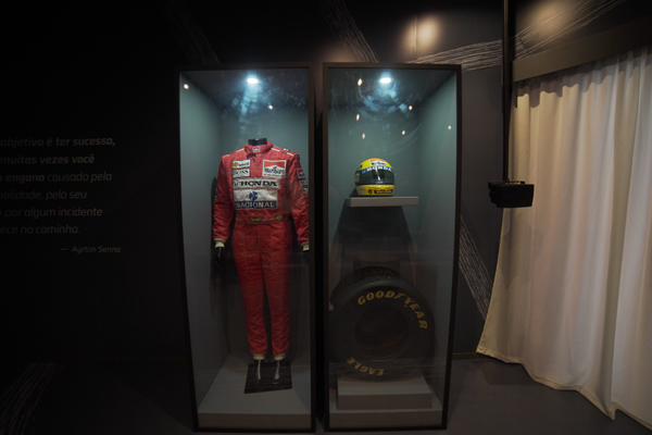 Mostra 'Eu, Ayrton Senna da Silva' reúne objetos usados pelo piloto, com seu uniforme, capacete e até uma roda de kart