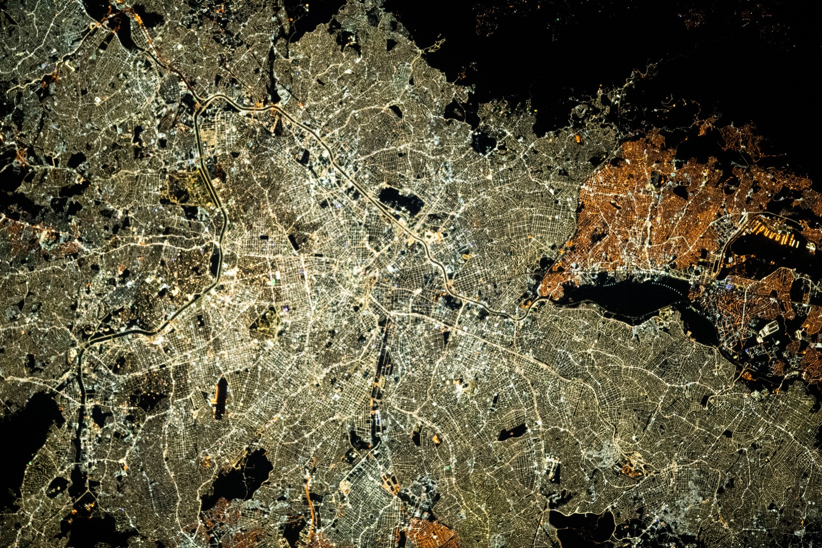 Vista de São Paulo, contrastando com Guarulhos à direita, num tom de luz diferente, a partir da Estação Espacial Internacional a cerca de 420 quilômetros de distância do solo. Registro de 4 de julho de 2022 — Foto: Space_Station / Nasa / Divulgação
