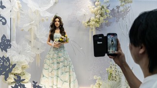 Detalhes de robô humanoide biônico U1, da UBTech Robotics, atrai os olhares —e fotos — dos visitantes: feições humanas perfeitas, beleza e capricho nas roupas e acessórios — Foto: Qilai Shen/Bloomberg