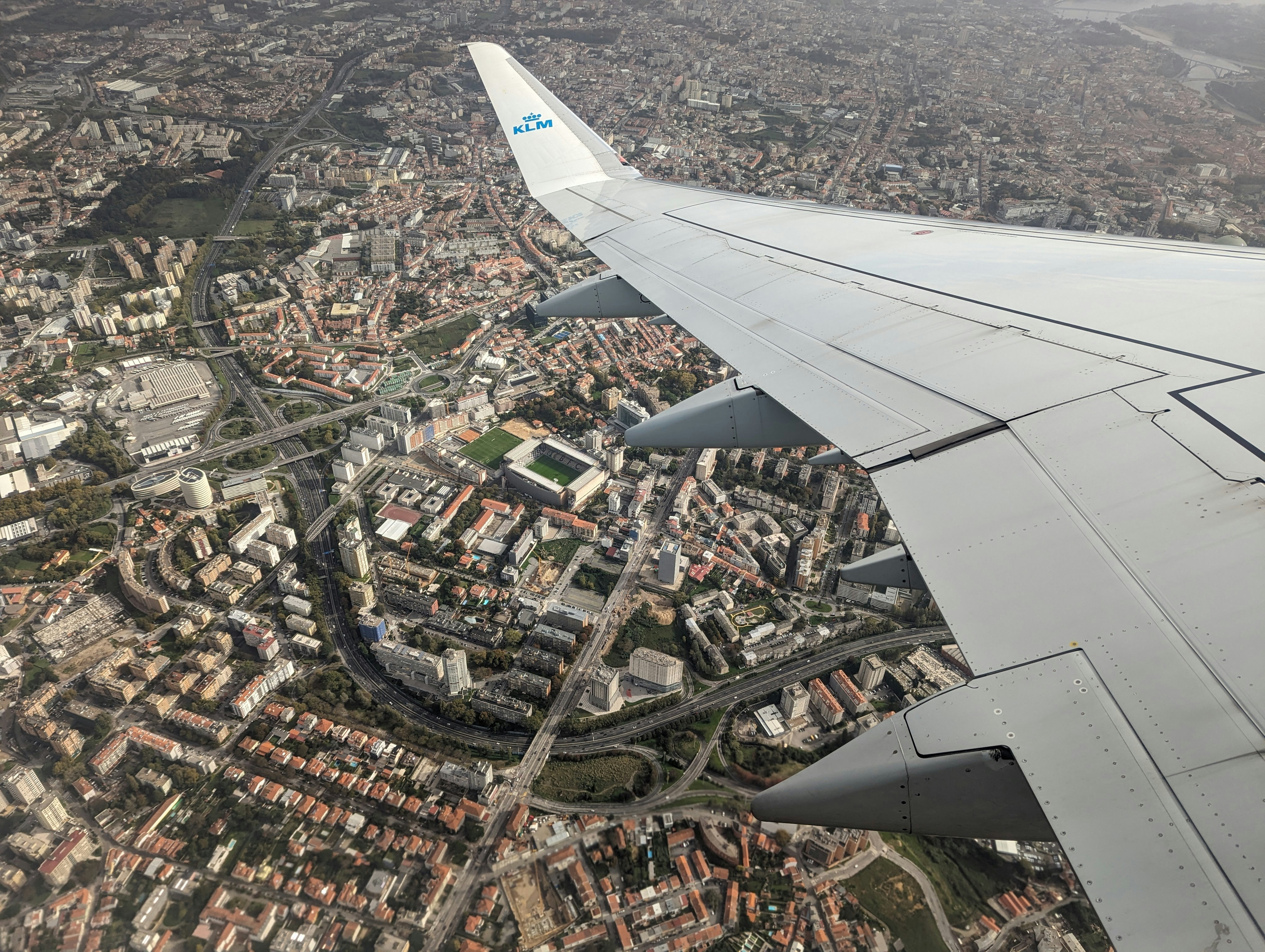 Brasileiros enfrentam falhas no desembaque pela ʽvia rápidaʼ em aeroporto de Portugal - QTU Questões do Universo