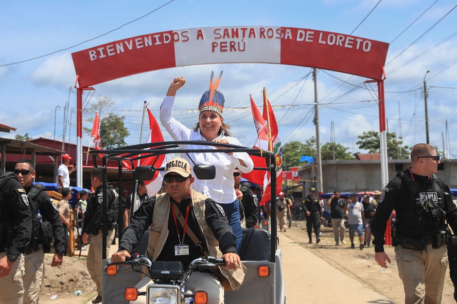 Presidente do Peru visita ilha em disputa na Amazônia e adverte Colômbia