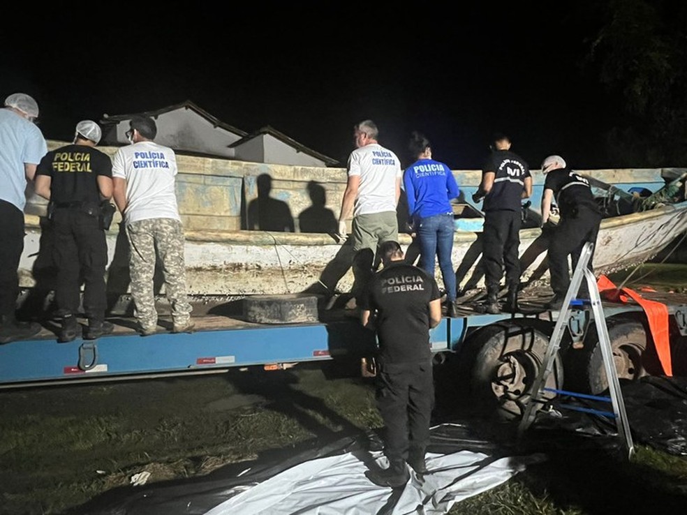 Polícia Federal e científica realizam perícia em barco encontrado à deriva em rio no Pará — Foto: Divulgação/PF