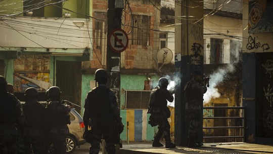 Polícia do Rio atua mais em áreas dominadas pelo tráfico do que pela milícia, diz estudo 
