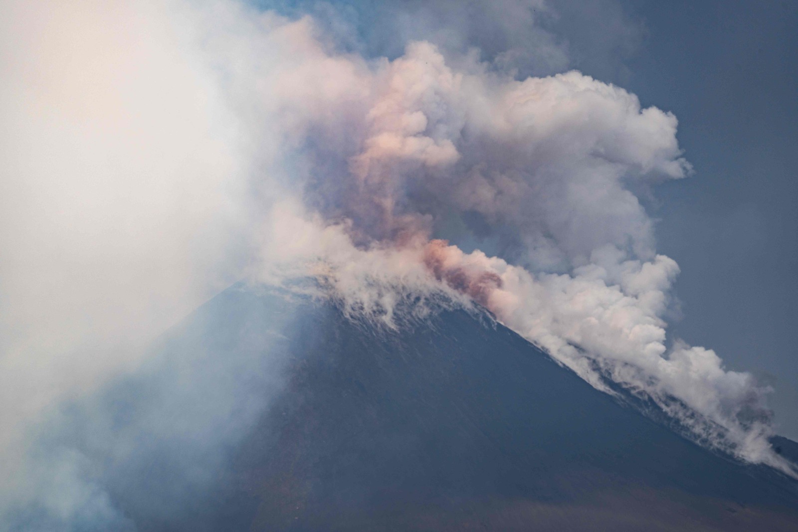 Imagens de câmeras de vigilância mostraram um fluxo vulcânico que provavelmente foi causado pelo "colapso de material do flanco norte da cratera sudeste" da montanha — Foto: Giuseppe Distefano/AFP