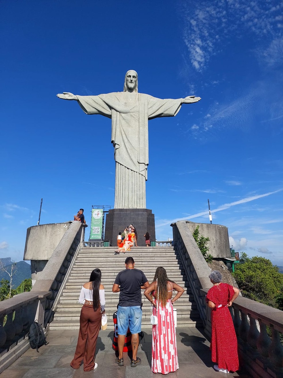 Visitantes voltam ao Cristo Redentor após suspensão da interdição — Foto: Domingos Peixoto/Agência O Globo