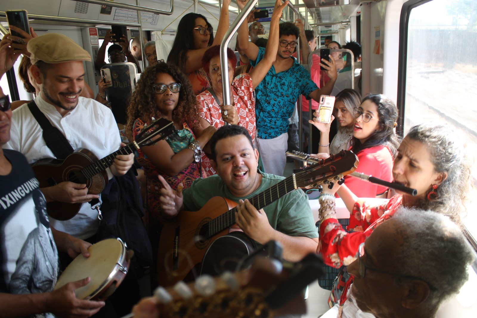 Trem do Choro cruza a cidade e termina em festa gratuita na Zona Norte