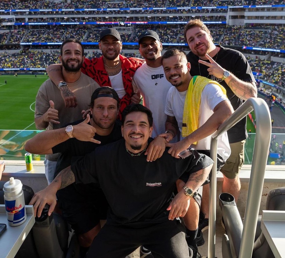 Amigos de Neymar marcaram presença no empate sem gols do Brasil diante da Costa Rica — Foto: Reprodução/Redes sociais