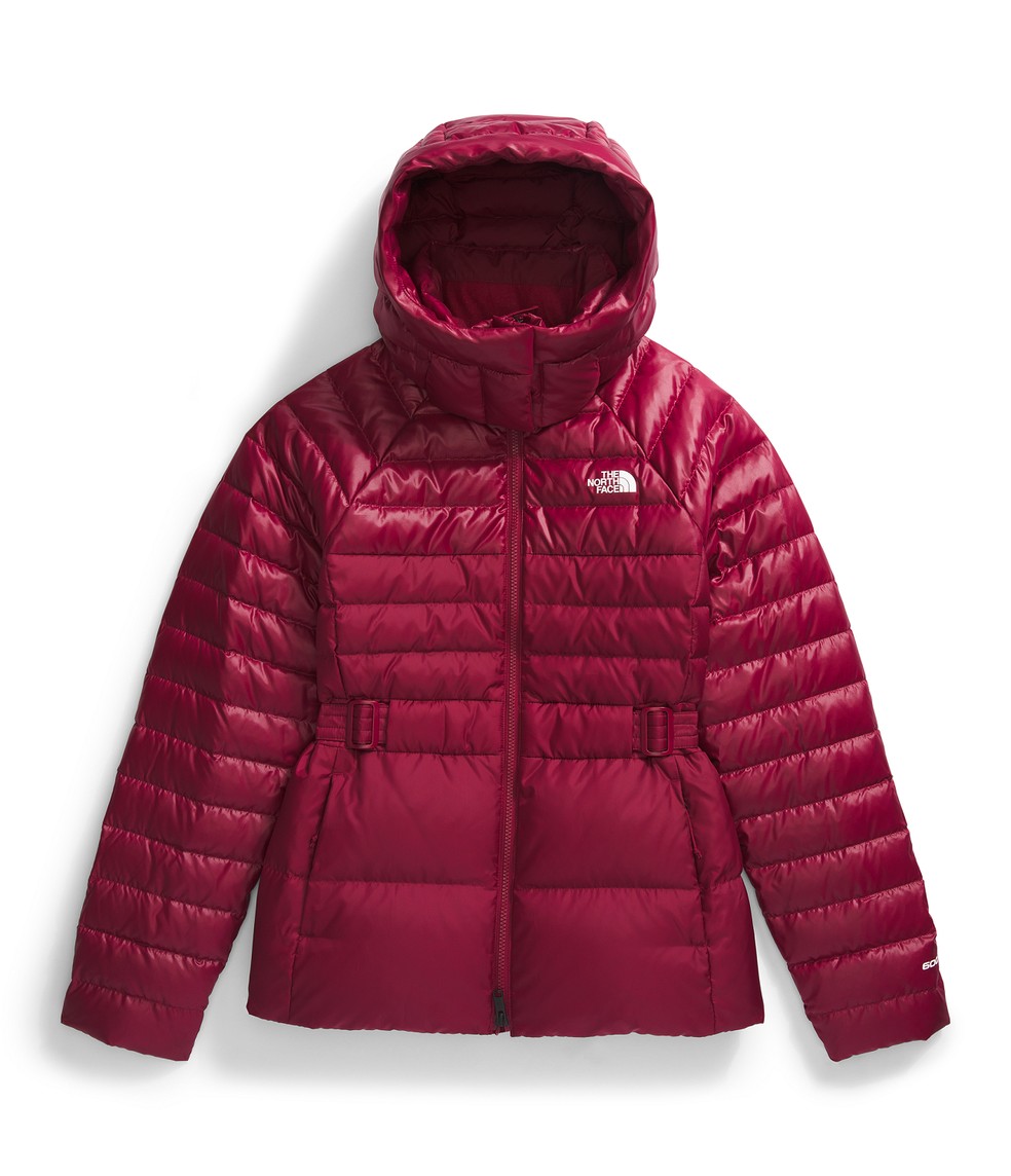 The North Face | Jaqueta com isolamento térmico em plumas na cor ruby com capuz (R$ 2.990). — Foto: Divulgação