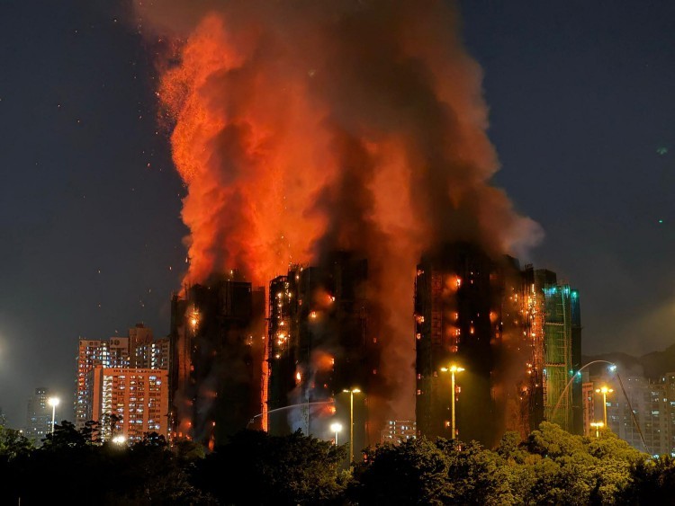 A fire broke out in the Wang Fook residential complex in the Tai Po district in northern Hong Kong - Photography: Yan Chow