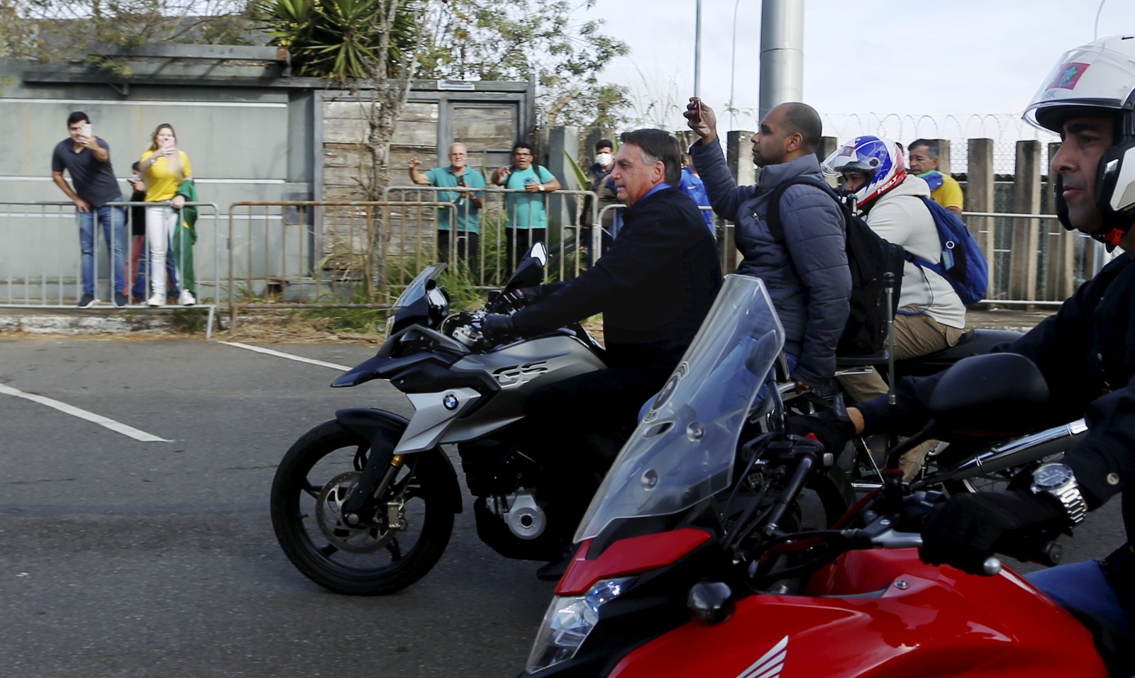 Bolsonaro desfila de moto para apoiadores — Foto: Fabiano Rocha / Agência O Globo