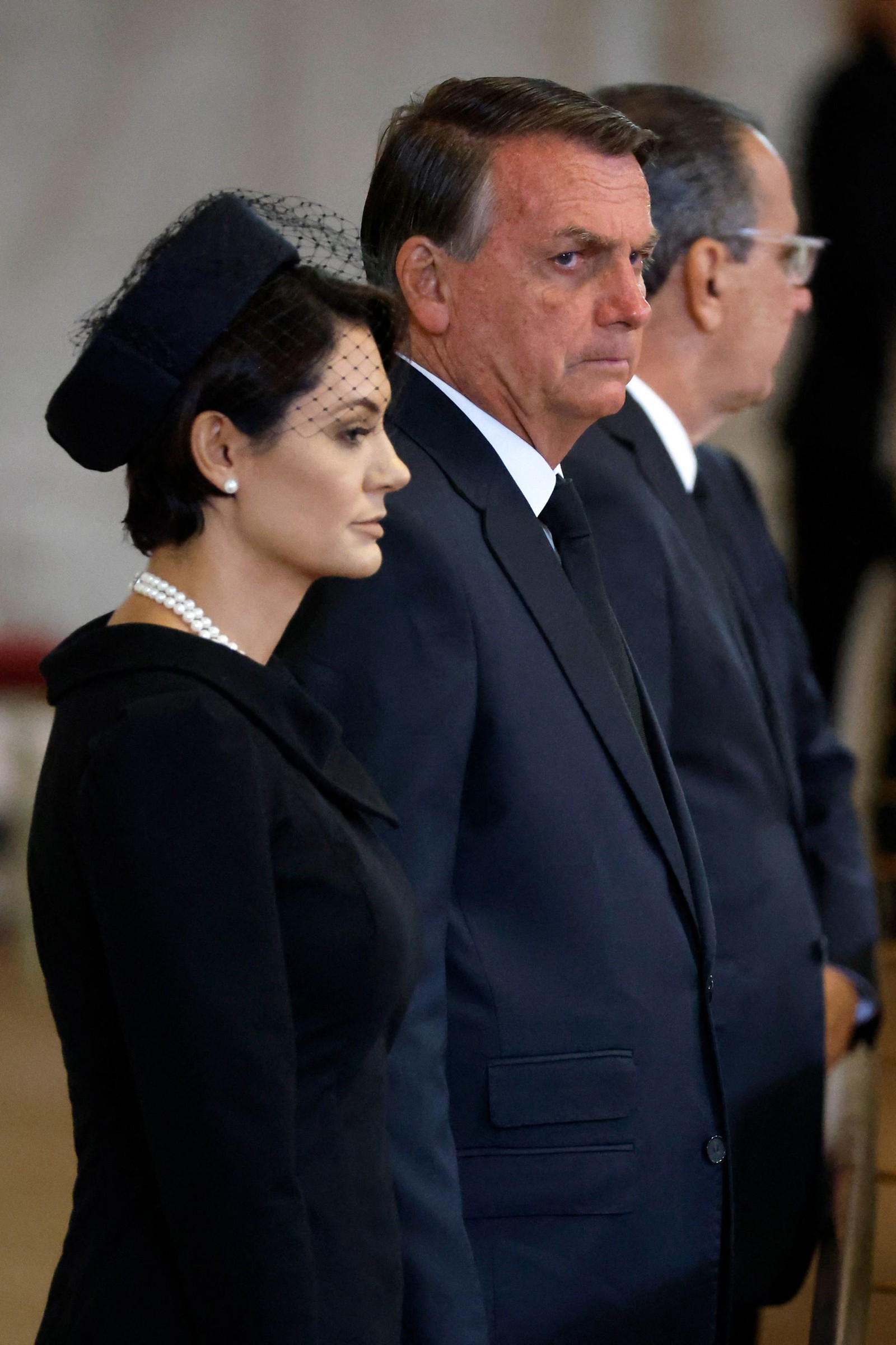 Bolsonaro chega ao velório acompanhado da primeira-dama Michelle e do pastor Silas Malafaia — Foto: Chip Somodevilla/AFP