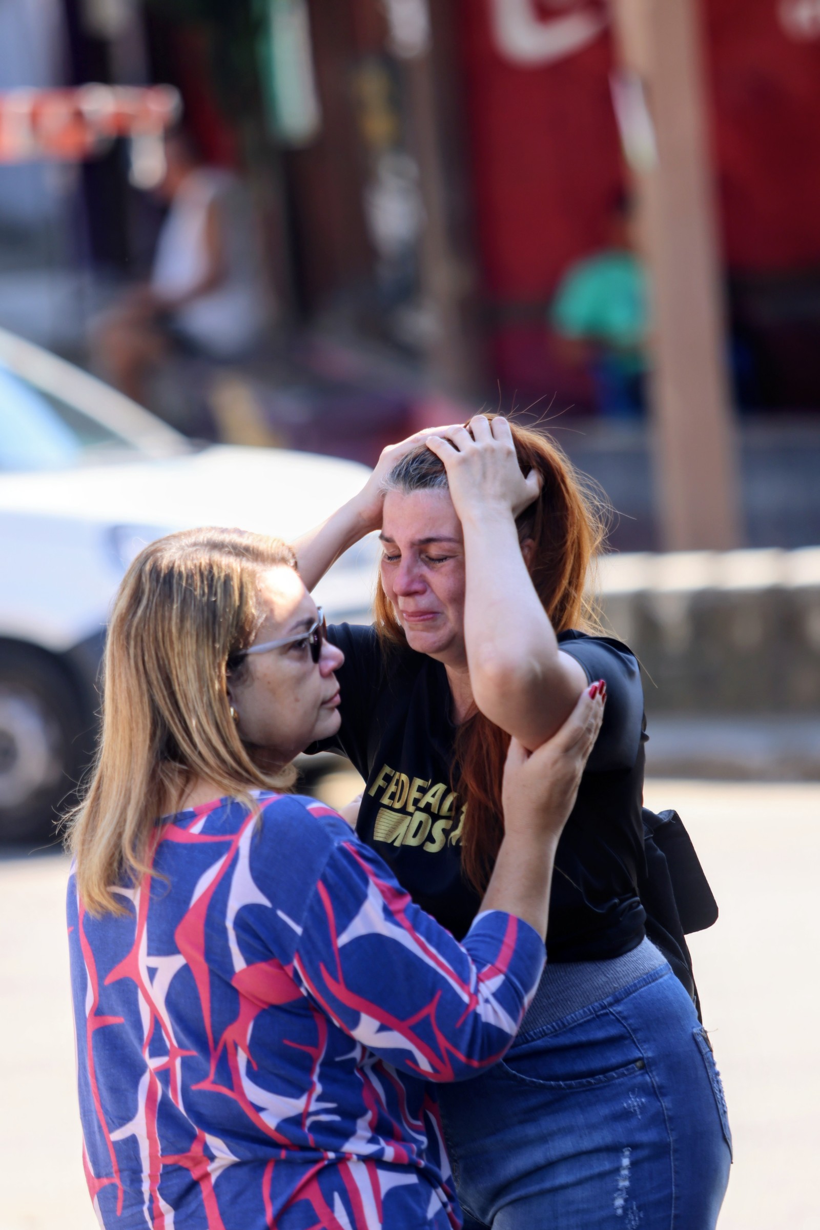 A irmã de Daniel Patrício Oliveira, de 29 anos, contesta a versão da Polícia Militar sobre a morte do empresário — Foto: Fabiano Rocha / Agência O Globo