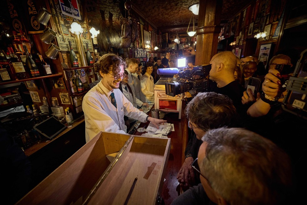 Funcionário do bar faz a contagem de votos durante a noite eleitoral — Foto: Kiran RIDLEY / AFP