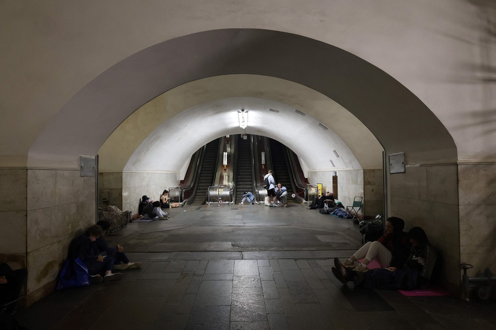 Pessoas se refugiam em metrô durante ataques russos a Kiev — Foto: Barbara WOJAZER / AFP