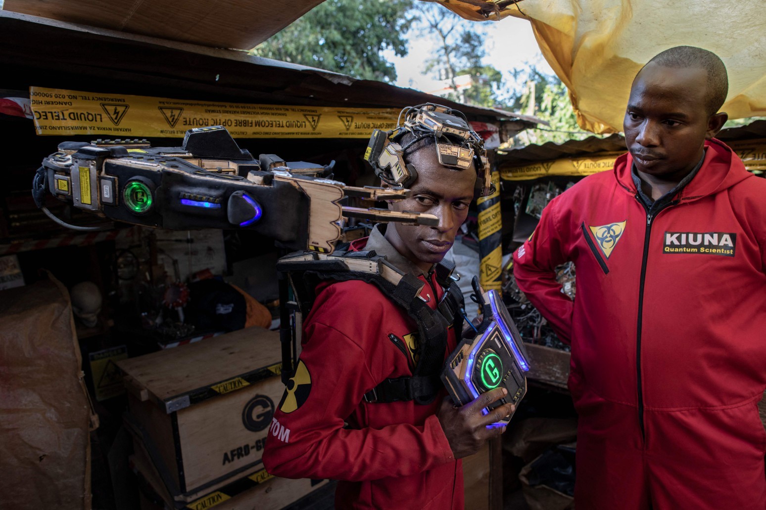 David Gathu e Moses Kiuna demonstram a operação de uma prótese biorrobótica — Foto: Tony KARUMBA / AFP