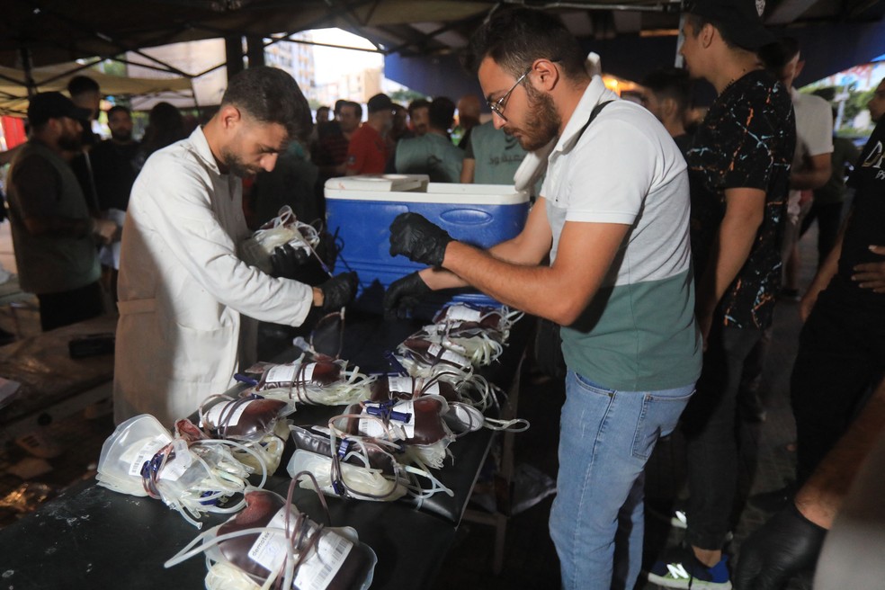 Médicos preparam bolsas de sangue em centro de coleta em Beirute — Foto: AFP