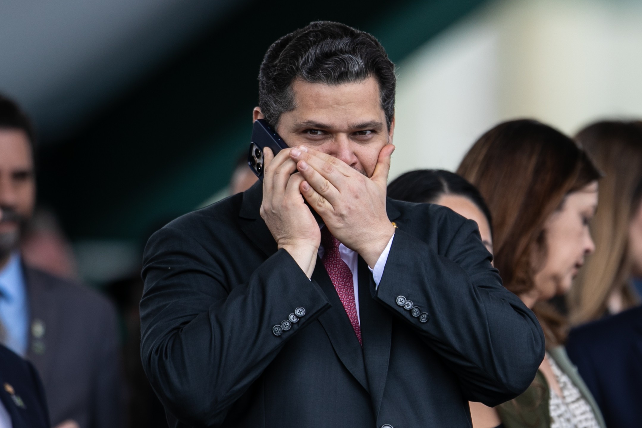 Com reeleição ameaçada, Alcolumbre institui escolta a… ex-presidentes do Senado