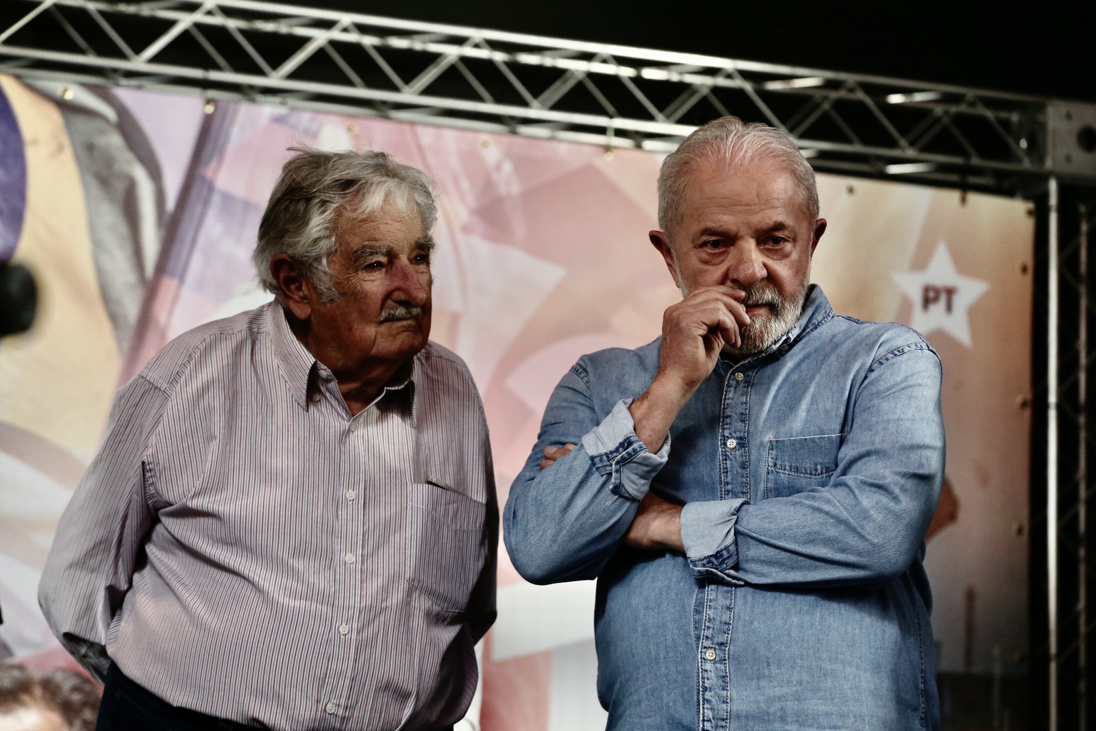Os ex-presidentes do Uruguai José Mujic (esq.) e do Brasil Luiz Inácio Lula da Silva (PT) em São Paulo em 29 de outubro de 2029 — Foto: Edilson Dantas/O Globo