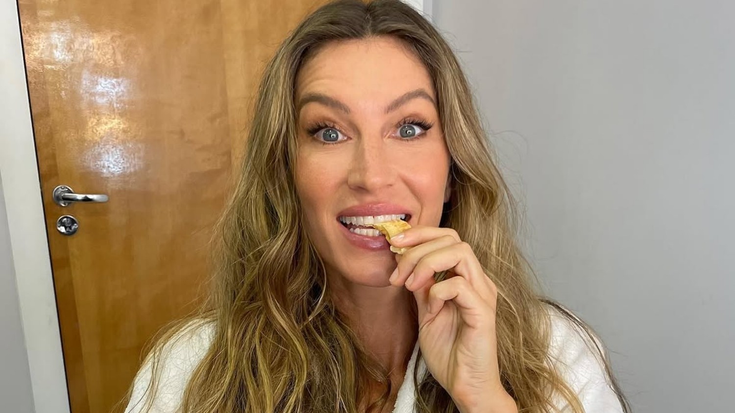 O bolo de cenoura favorito de Gisele Bündchen tem um detalhe que chama atenção; veja a receita - QTU Questões do Universo