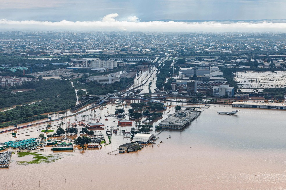 Vista aérea do aeroporto e da cidade de Porto Alegre — Foto: Ricardo Stuckert/Presidência Brasileira / AFP