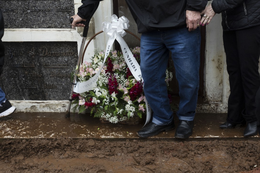 Vítimas das enchentes no Rio Grande do Sul são enterradas — Foto: SILVIO AVILA / AFP