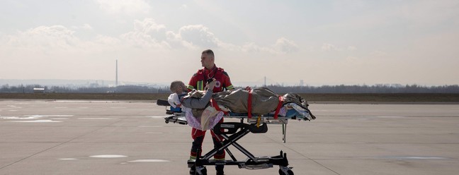 Avião de passageiros foi transformado em hospital improvisado para resgatar soldados feridos — Foto: Petter Berntsen/AFP