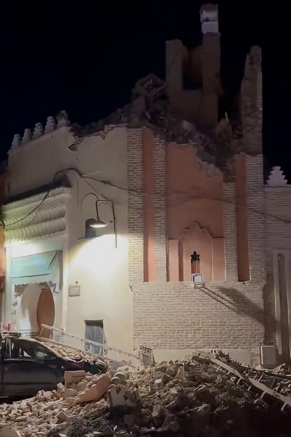 Edifício danificado em Marrakech, após um terremoto de magnitude 6,8 que atingiu Marrocos. Quase 300 pessoas morreram depois que um poderoso terremoto sacudiu Marrocos na noite de sexta-feira. — Foto: AFP