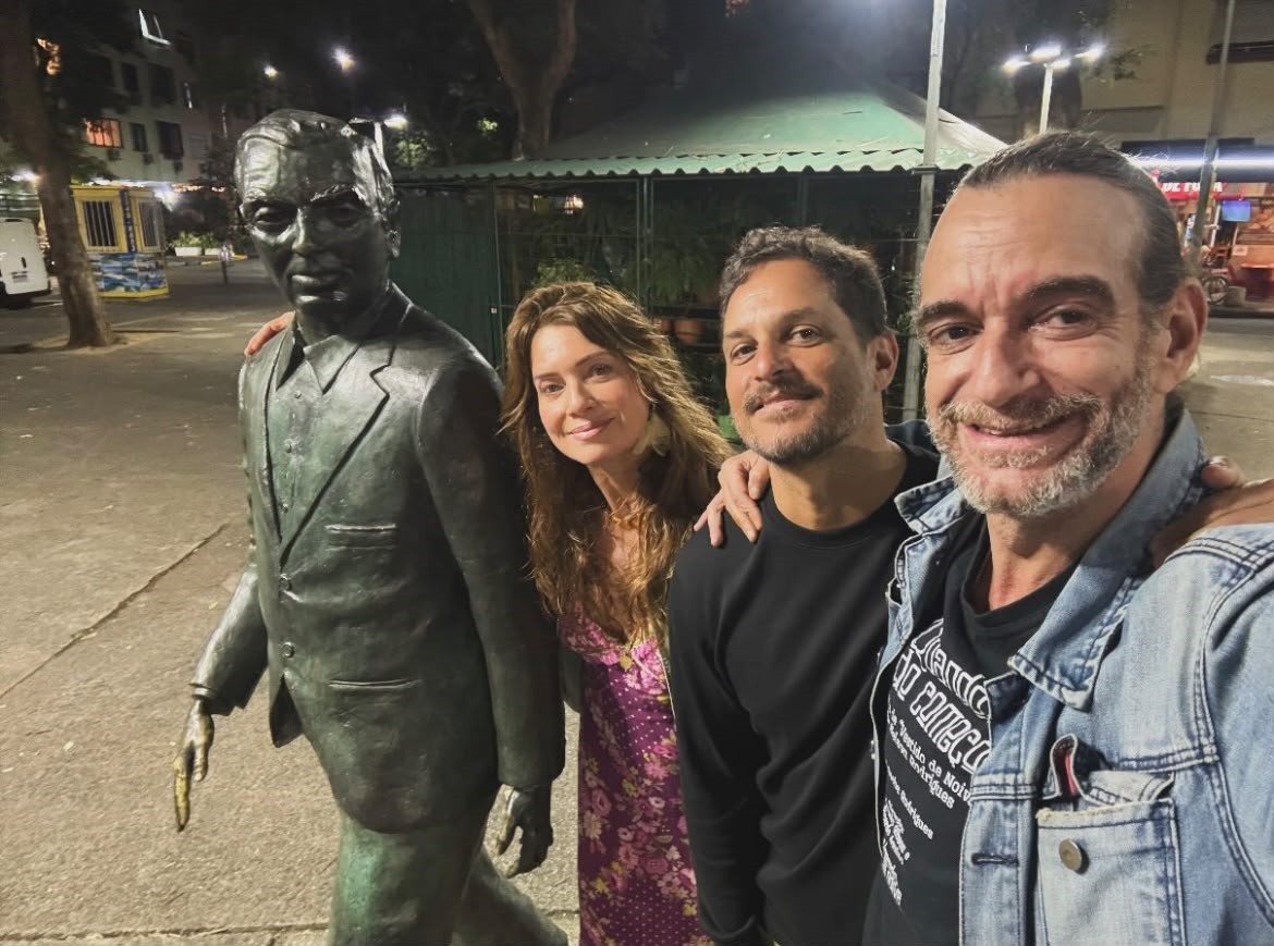 Letícia Spiller assiste à peça 