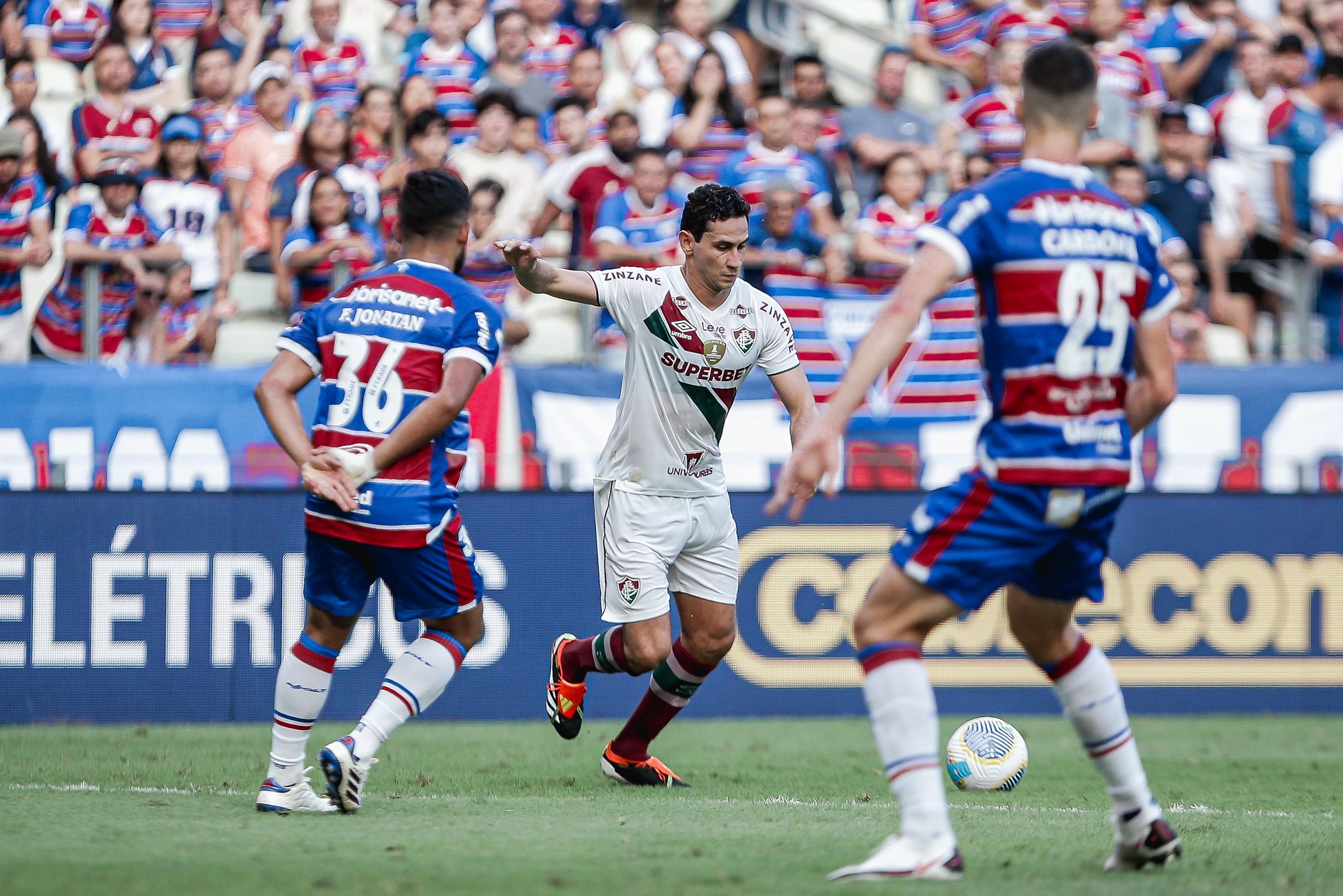 Por onde sai o gol: raio-x mostra como o Fluminense pode aproveitar pontos fracos da defesa do Fortaleza